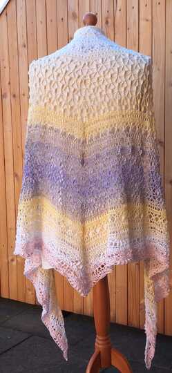 Häkelanleitung für das flache Dreieckstuch Saya No 1