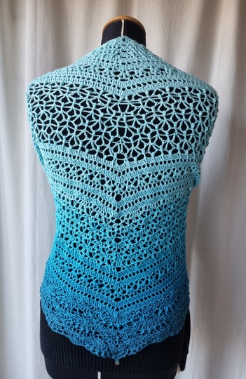 Häkelanleitung für das flache Dreieckstuch Saya No 1