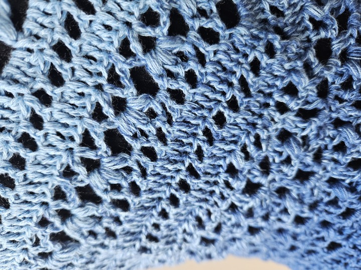 Häkelanleitung für das flache Dreieckstuch Saya No 1