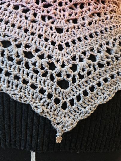 Häkelanleitung für das flache Dreieckstuch Saya No 1