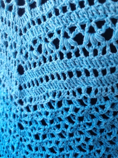 Häkelanleitung für das flache Dreieckstuch Saya No 1