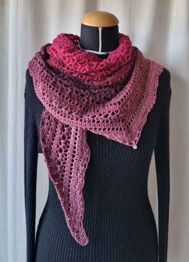 Häkelanleitung für das flache Dreieckstuch Saya No 1