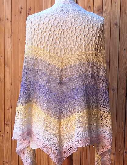 Häkelanleitung für das flache Dreieckstuch Saya No 1