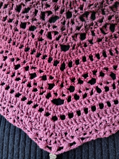 Häkelanleitung für das flache Dreieckstuch Saya No 1