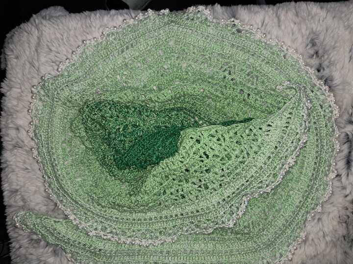 Häkelanleitung für das flache Dreieckstuch Saya No 1