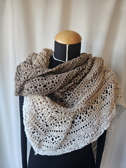 Häkelanleitung für das flache Dreieckstuch Saya No 1