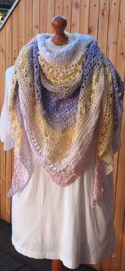 Häkelanleitung für das flache Dreieckstuch Saya No 1