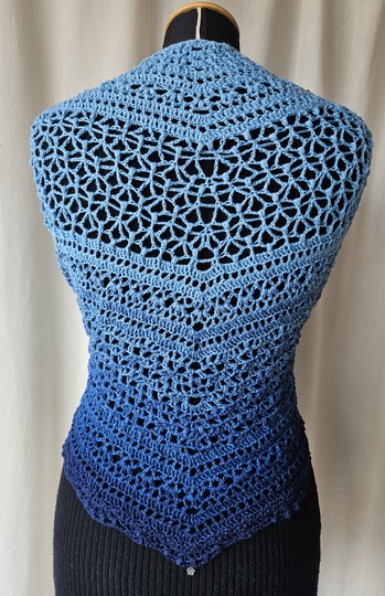 Häkelanleitung für das flache Dreieckstuch Saya No 1