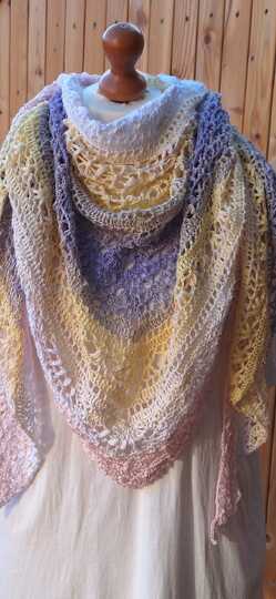 Häkelanleitung für das flache Dreieckstuch Saya No 1