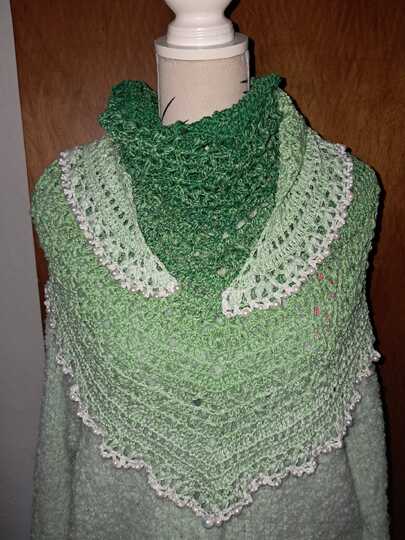 Häkelanleitung für das flache Dreieckstuch Saya No 1