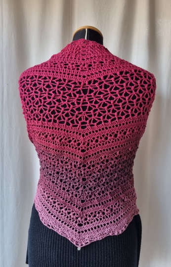 Häkelanleitung für das flache Dreieckstuch Saya No 1