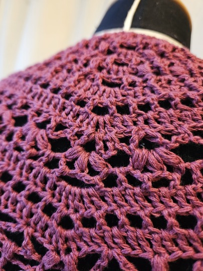 Häkelanleitung für das flache Dreieckstuch Saya No 1