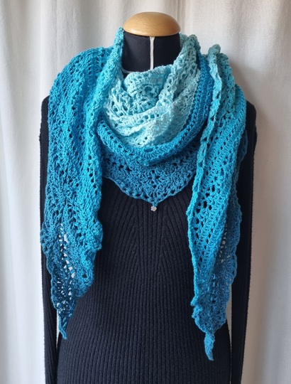 Häkelanleitung für das flache Dreieckstuch Saya No 1