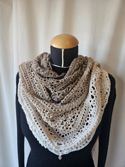 Häkelanleitung für das flache Dreieckstuch Saya No 1