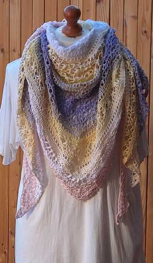 Häkelanleitung für das flache Dreieckstuch Saya No 1