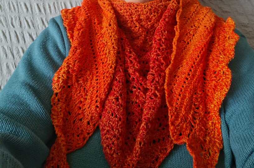 Häkelanleitung für das flache Dreieckstuch Saya No 1