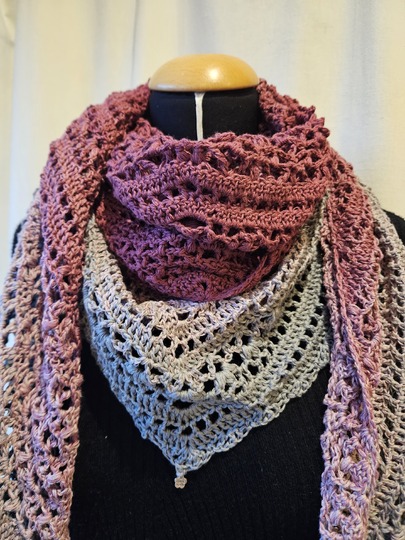 Häkelanleitung für das flache Dreieckstuch Saya No 1