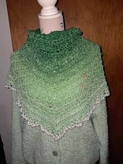 Häkelanleitung für das flache Dreieckstuch Saya No 1