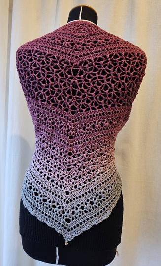 Häkelanleitung für das flache Dreieckstuch Saya No 1