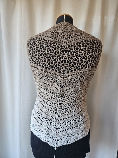 Häkelanleitung für das flache Dreieckstuch Saya No 1