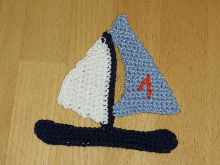 Häkelanleitung für eine maritime Segelboot-Applikation, Aufnäher