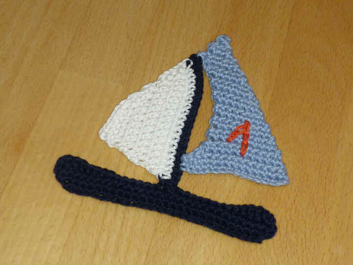 Häkelanleitung für eine maritime Segelboot-Applikation, Aufnäher