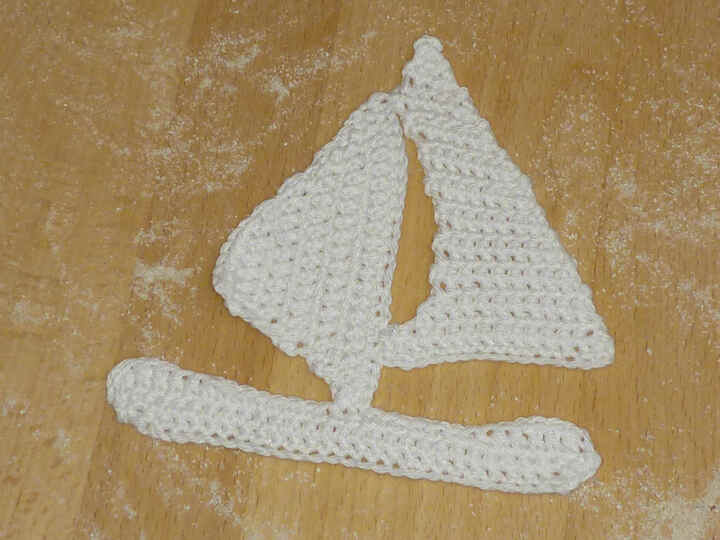 Häkelanleitung für eine maritime Segelboot-Applikation, Aufnäher