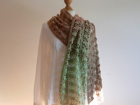 Kostenlose Anleitung für einen Häkelschal im Blumenmuster: "Blumenrabatte"