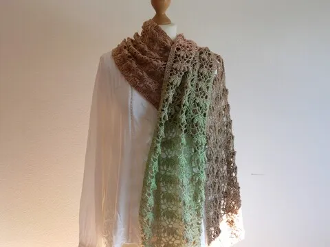 Kostenlose Anleitung für einen Häkelschal im Blumenmuster: "Blumenrabatte"