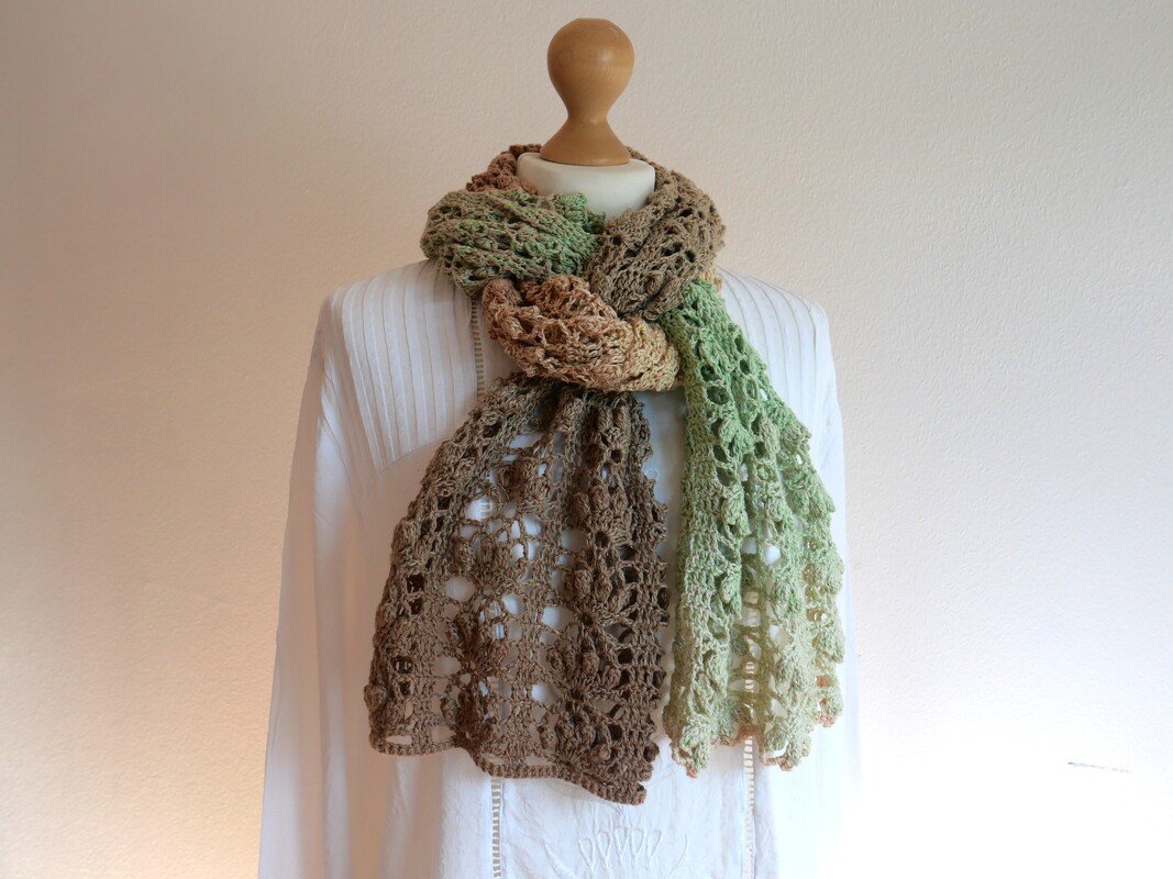 Kostenlose Anleitung für einen Häkelschal im Blumenmuster: "Blumenrabatte" - Bild 2