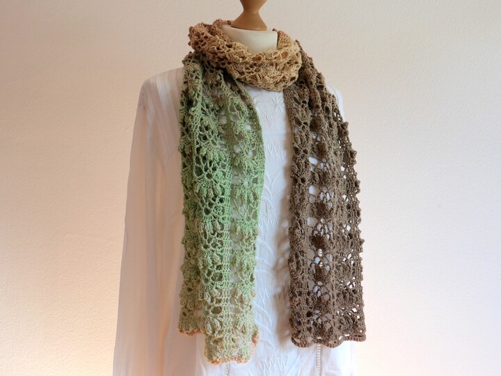 Kostenlose Anleitung für einen Häkelschal im Blumenmuster: "Blumenrabatte"