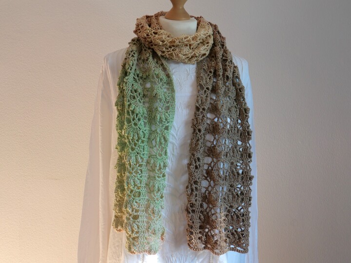 Kostenlose Anleitung für einen Häkelschal im Blumenmuster: "Blumenrabatte"