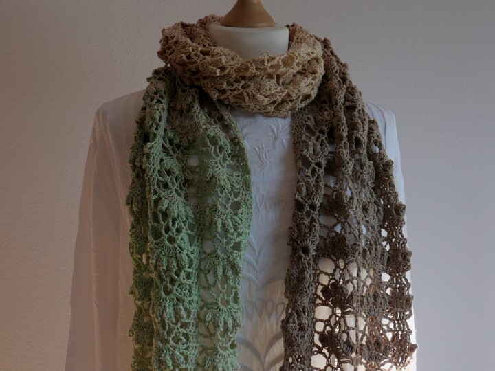 Kostenlose Anleitung für einen Häkelschal im Blumenmuster: "Blumenrabatte"