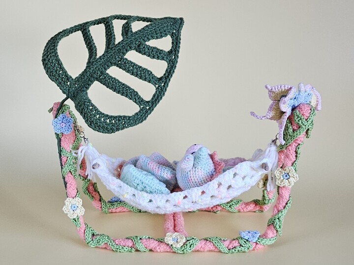 Drachenbaby Dreamy Häkelanleitung mit Hängematte & Blumen