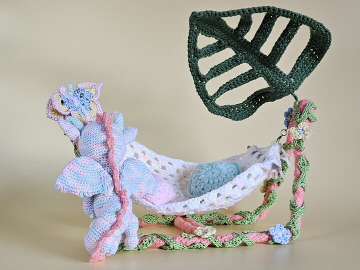 Drachenbaby Dreamy Häkelanleitung mit Hängematte & Blumen