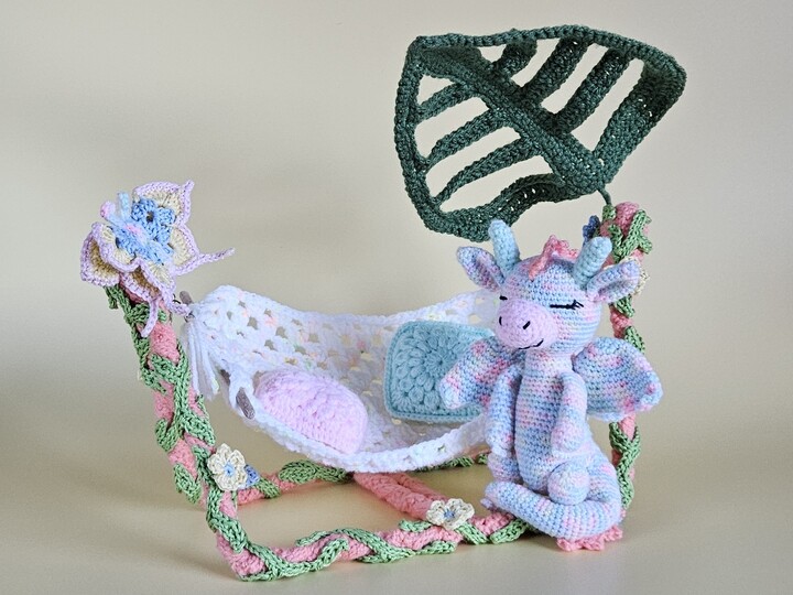 Drachenbaby Dreamy Häkelanleitung mit Hängematte & Blumen