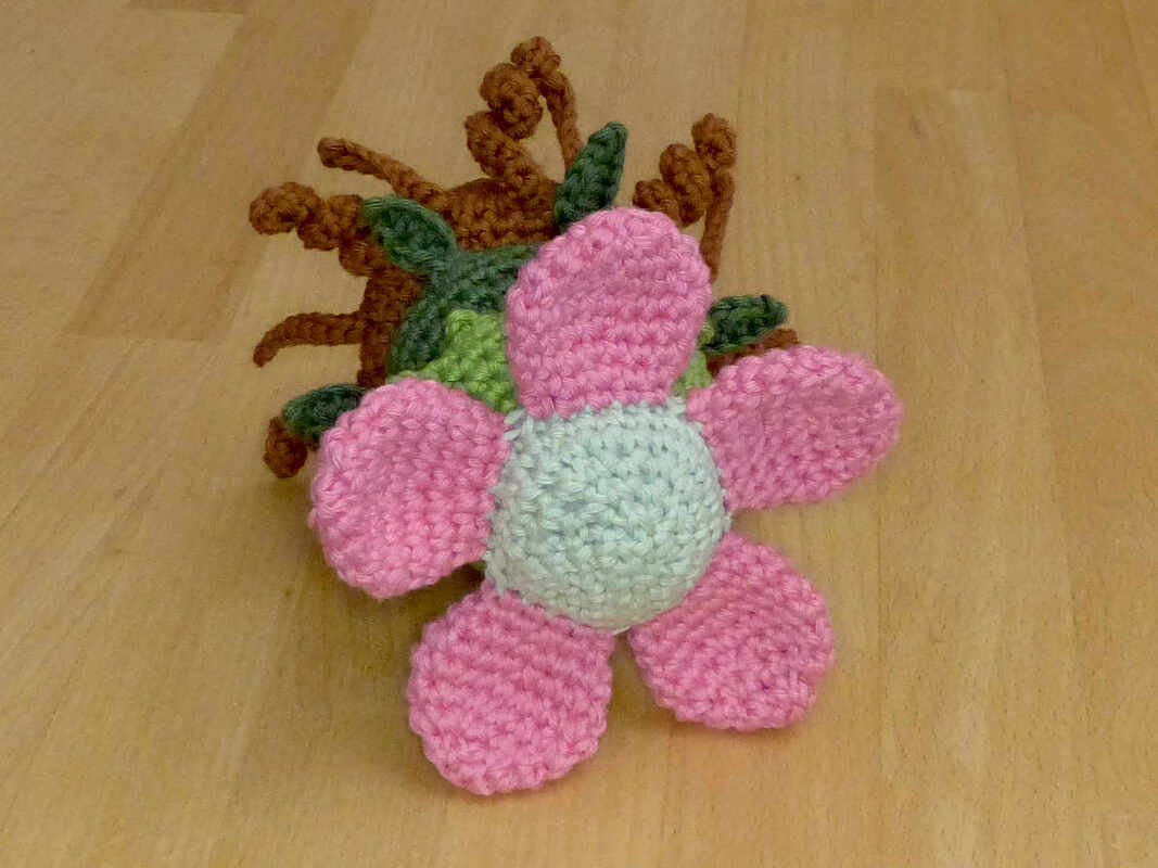 Häkelanleitung für ein Steckspiel Blume, Motorikspielzeug für Kinder - Bild 7