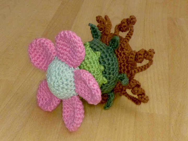 Häkelanleitung für ein Steckspiel Blume, Motorikspielzeug für Kinder