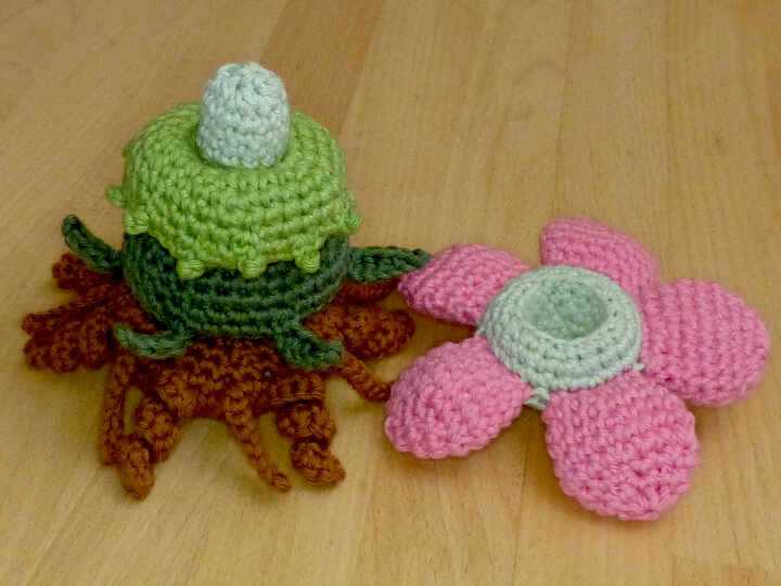 Häkelanleitung für ein Steckspiel Blume, Motorikspielzeug für Kinder