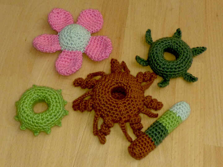 Häkelanleitung für ein Steckspiel Blume, Motorikspielzeug für Kinder