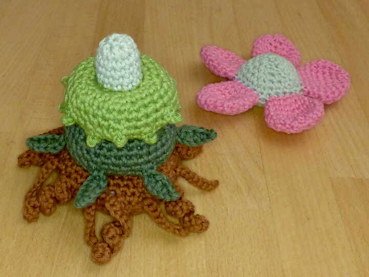 Häkelanleitung für ein Steckspiel Blume, Motorikspielzeug für Kinder