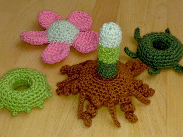 Häkelanleitung für ein Steckspiel Blume, Motorikspielzeug für Kinder