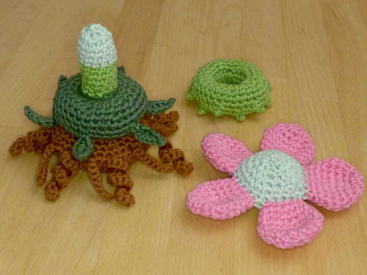 Häkelanleitung für ein Steckspiel Blume, Motorikspielzeug für Kinder