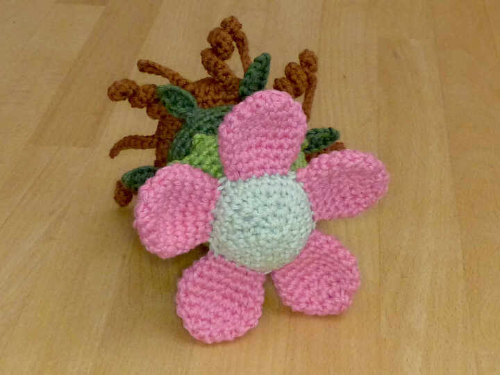 Häkelanleitung für ein Steckspiel Blume, Motorikspielzeug für Kinder