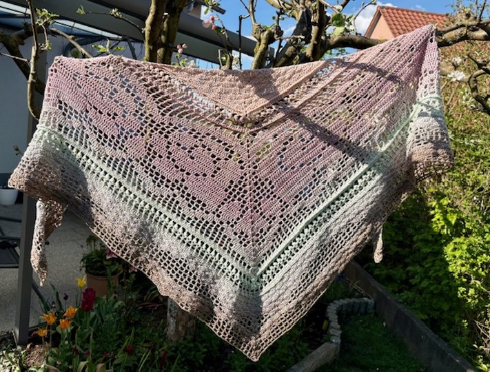 Tiefes Dreieckstuch - Die Rosen der Maria Fröhlich