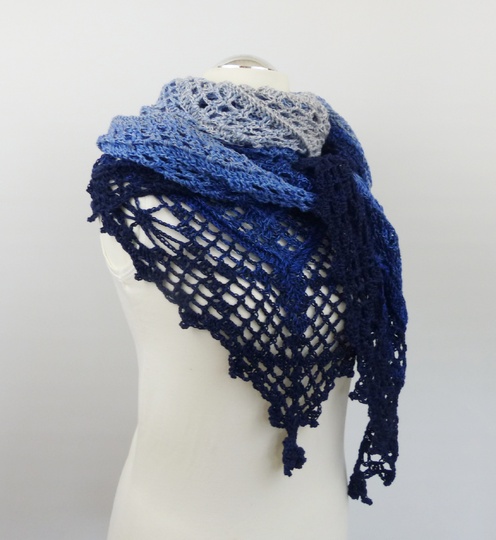 Flower Happiness - Crochet Pattern for a Triangular Shawl with a Flowers