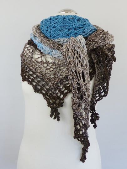 Flower Happiness - Crochet Pattern for a Triangular Shawl with a Flowers