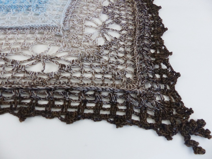 Flower Happiness - Crochet Pattern for a Triangular Shawl with a Flowers