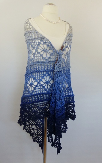 Flower Happiness - Crochet Pattern for a Triangular Shawl with a Flowers