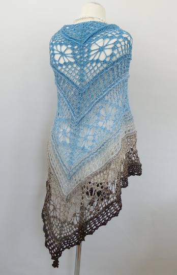 Flower Happiness - Crochet Pattern for a Triangular Shawl with a Flowers